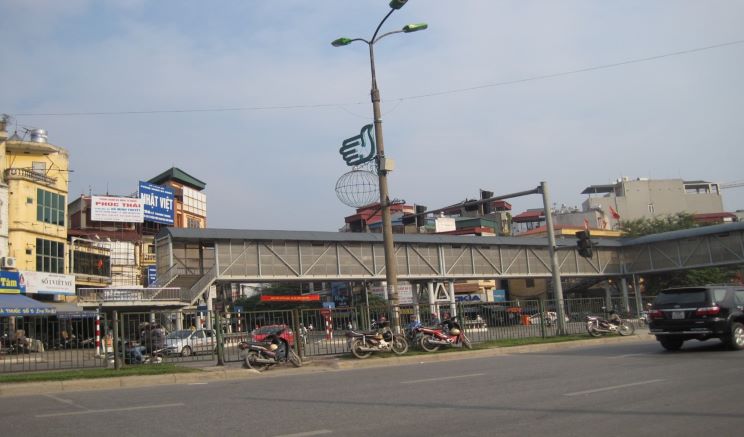 Nửa cầu nằm trên đường Lê Thanh Nghị
